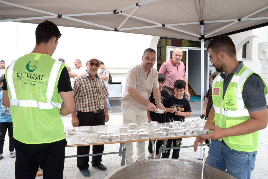 Keykubat Derneği’nden aşure ikramı 1